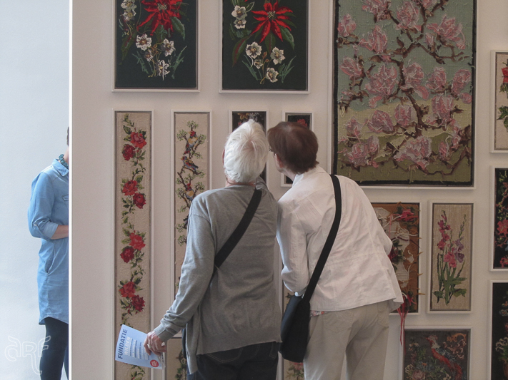 women looking at embroidery works, De Fundatie