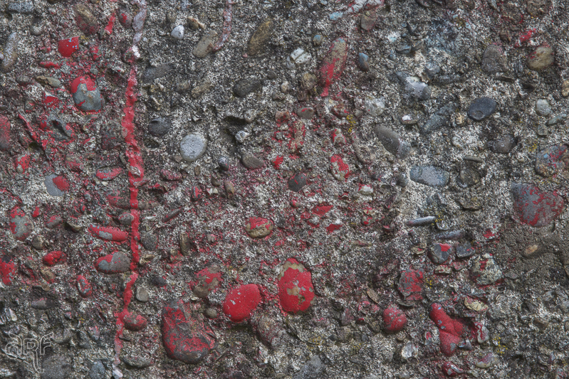 rode verf op oud beton
