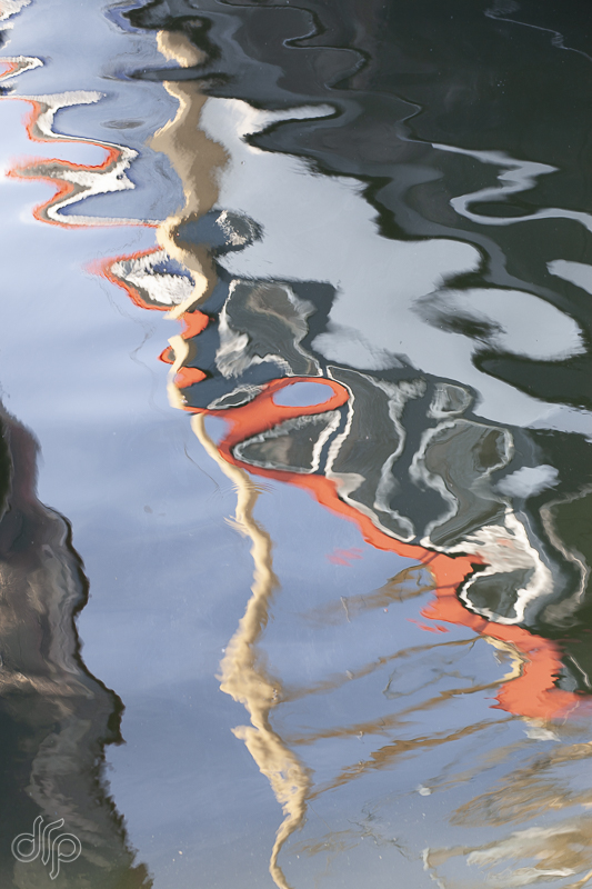 spiegeling van een rode diagonale streep en een gele mast in het water, te Urk