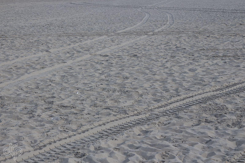 bandensporen in het zand
