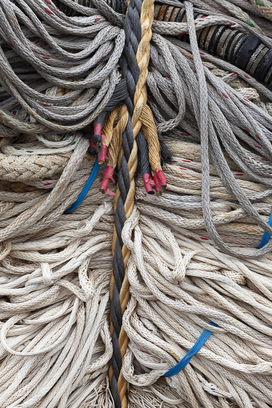 Blue, grey and red ropes, IJmuiden
